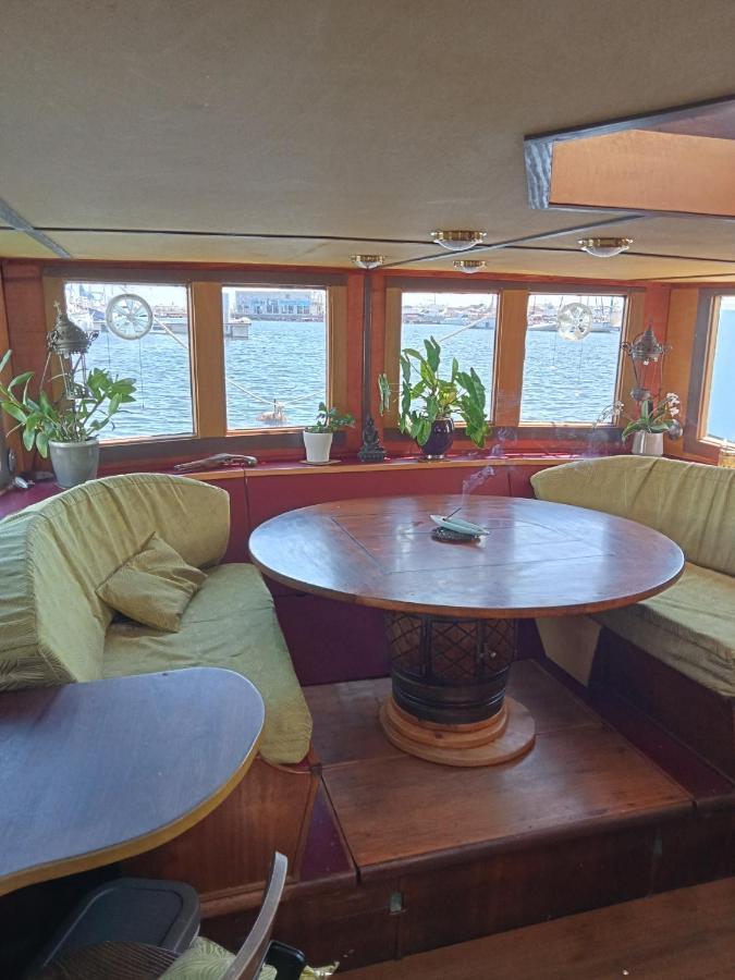 Bateau De Pirates Hotel Gruissan Bagian luar foto